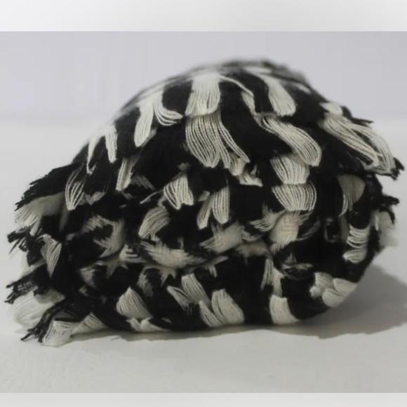 Virginia Wolf Large Houndstooth Knit Scarf One Size NWT - Picture 2 of 8